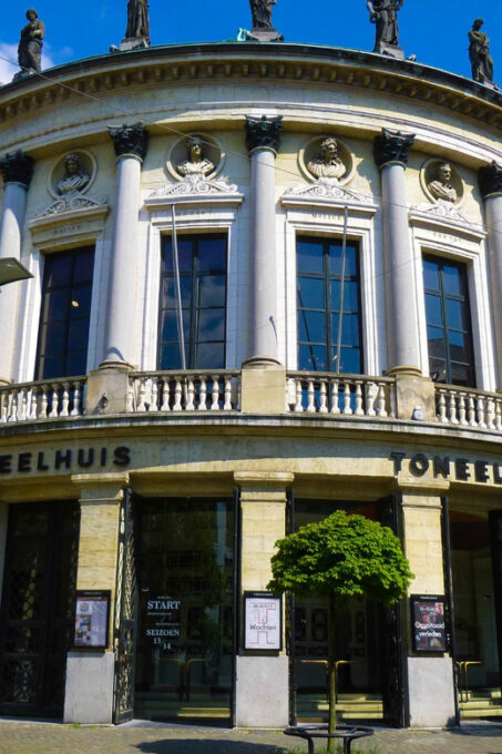 Antwerp: First Discovery Walk and Reading Walking Tour - Discover Antwerps Architectural Gems