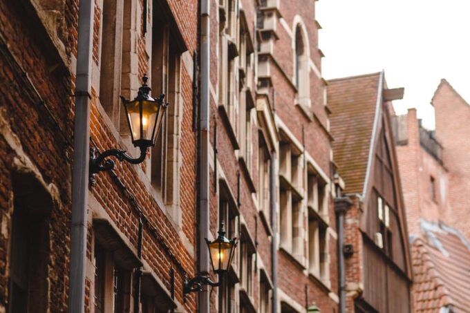 Antwerp In App Audio Tour : Belgian Port City (EN, DU) - Navigate Vlaeykensgangs Hidden Streets