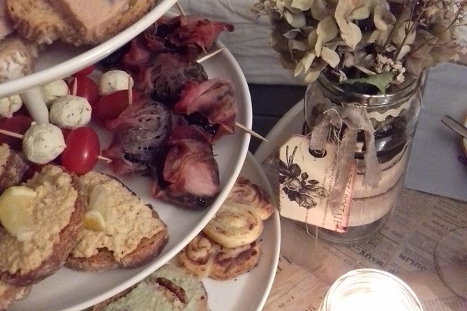 Aperitif Dinner in a Bohemian Caravan - Finding the Meeting Point
