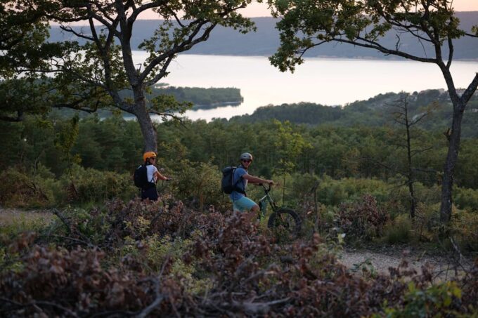 Apero Sunset Over the Lake: Guided Electric Scooter Rides - Equipment and Safety Considerations