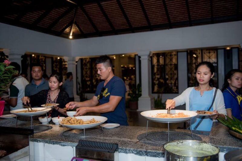 Apsara Traditional Dances & Local Buffet With Tuk-Tuk Ride - Tuk-Tuk Transportation