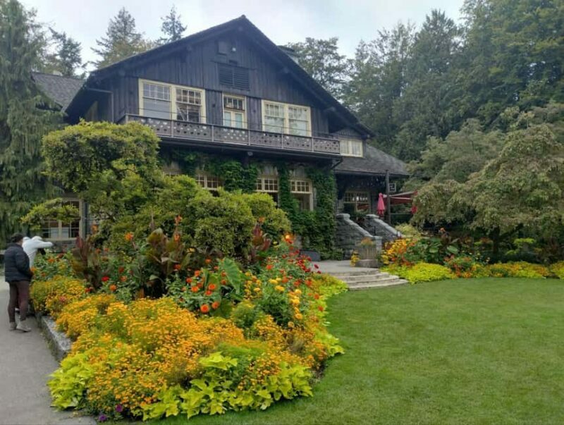 Aquarium & StanleyPark+20 Gem Spots+City/Vip Car+Small Group - An In-Depth Look at the Vancouver Experience