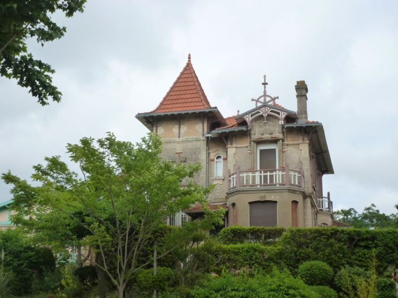 Arcachon: Guided City Walking Tour - Stroll Through Winter City