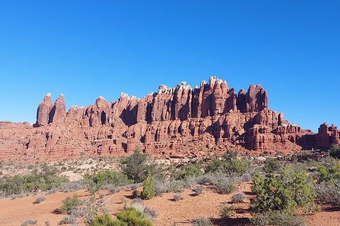Arches NP Hidden Arches Solitaire Desert Hike Private - Moderate Physical Fitness