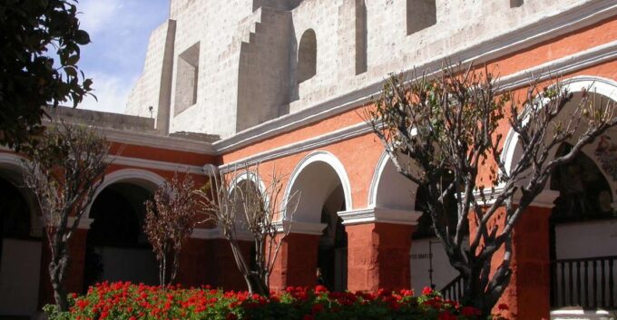 Arequipa Walking Tour and Santa Catalina Monastery - Discovering Santa Catalina Monastery