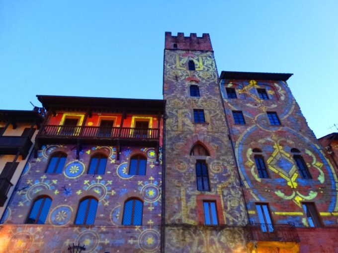 Arezzo: Guided Walking Tour With Piazza Grande - Inclusions and Tour Details