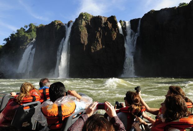 Argentina: Full-Day Iguazu Falls and Great Adventure Tour - Key Points