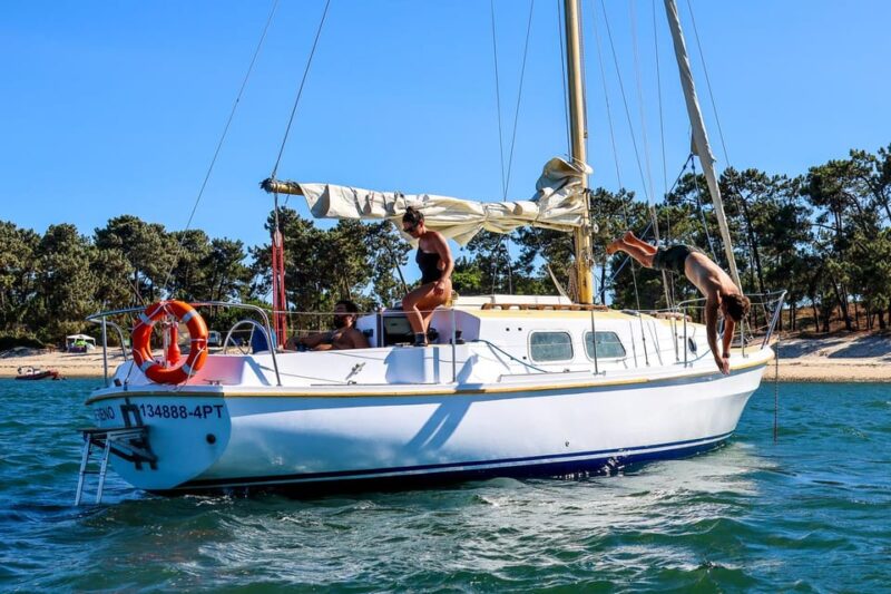 Arrábida Mountain: Sailing Tour - Onboard Amenities and Options
