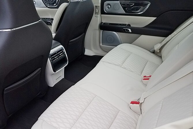 Arrival by Private Sedan From SEAttle Airport SEA to SEAttle City - Booking and Confirmation