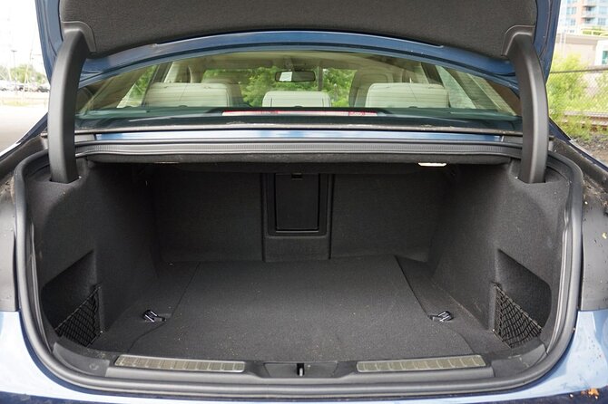 Arrival by Private Sedan From SEAttle Airport SEA to SEAttle City - Luggage Accommodations
