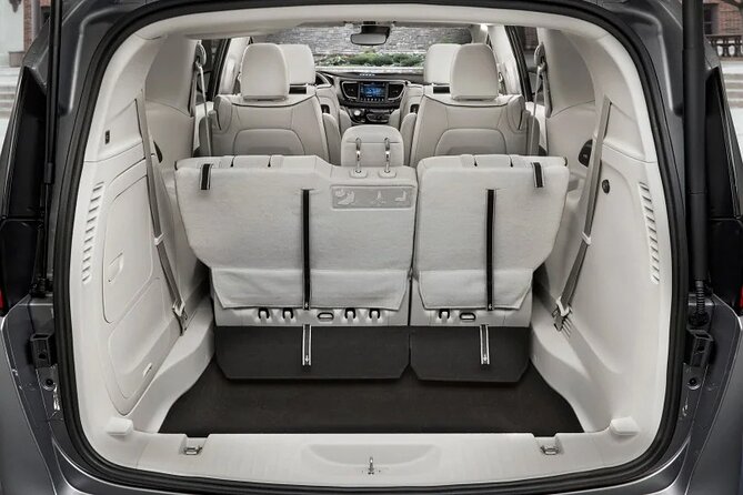 Arrival Transfer Montreal Airport YUL to Montreal by Cars or SUV - Professional Chauffeur and Amenities