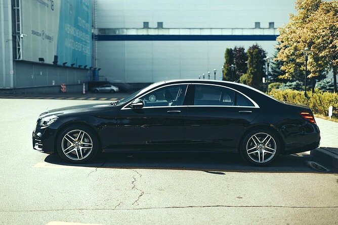 Arrival Transfer: Pearson Airport YYZ to Toronto in Sedan Car - Meet and Greet