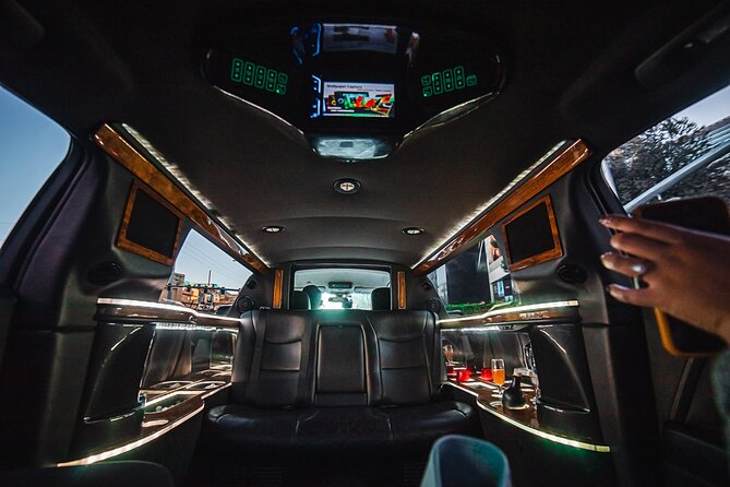 Arrival Transfer: Private Luxury 8 Passenger Limousine Service - Luggage and Group Size