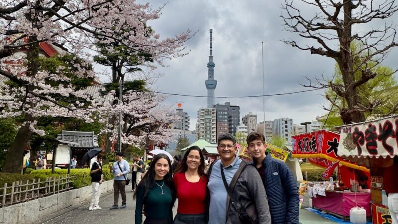 Asakusa: Private Tour ,Sensoji Temple and Sky Tree Tower - Visiting Sensoji Temple