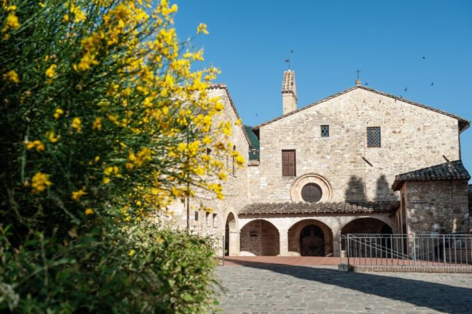Assisi: Full-Day Tour Including St. Francis Basilica - Key Sites: Piazza Del Comune and Minervas Temple