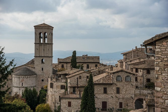 Assisi - Historic Walking Tour - Uncovering Piazza Del Comune