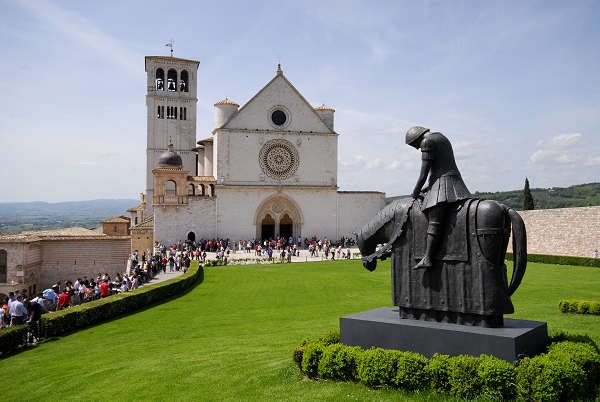 Assisi: Private Walking Tour With St. Francis Basilica - Itinerary Highlights