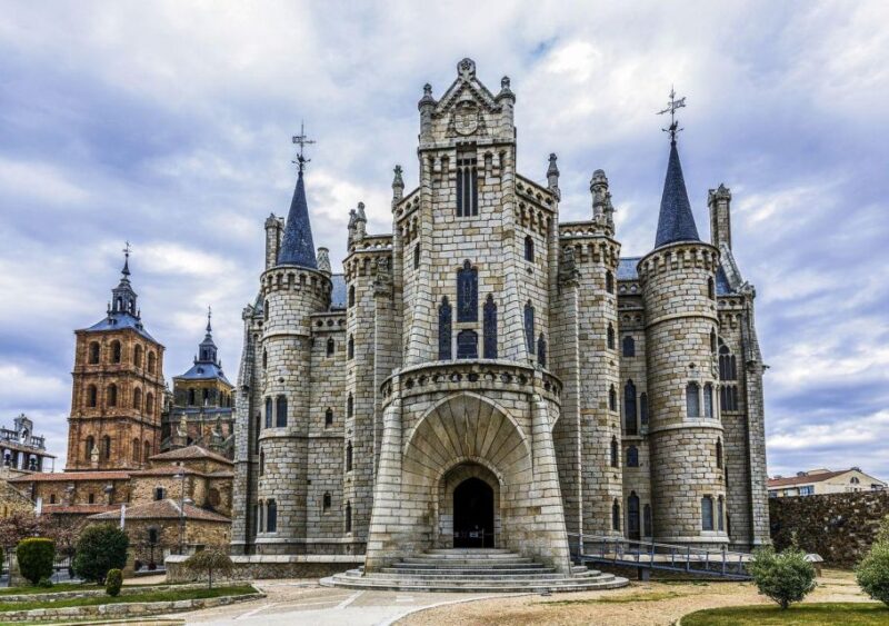 Astorga Episcopal Palace Ticket & In-App Audio Tour (ENG) - Significance of Stained Glass Windows