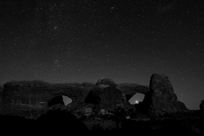 Astro-Photo, Hiking and Stargazing Tour in Arches National Park - Capturing the Milky Way