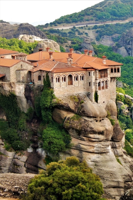Athens: 2-Day Meteora Tour in Spanish With Guide & Hotel - Accommodation and Meals