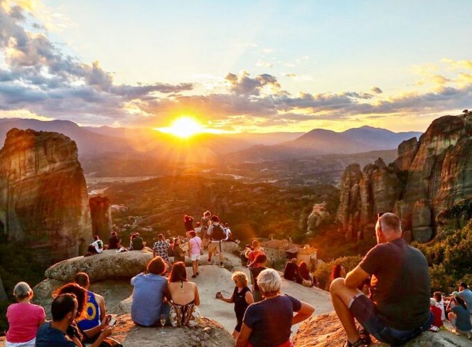 Athens: 2-Day Meteora Tour in Spanish With Guide & Hotel - Meeting Point and Arrival