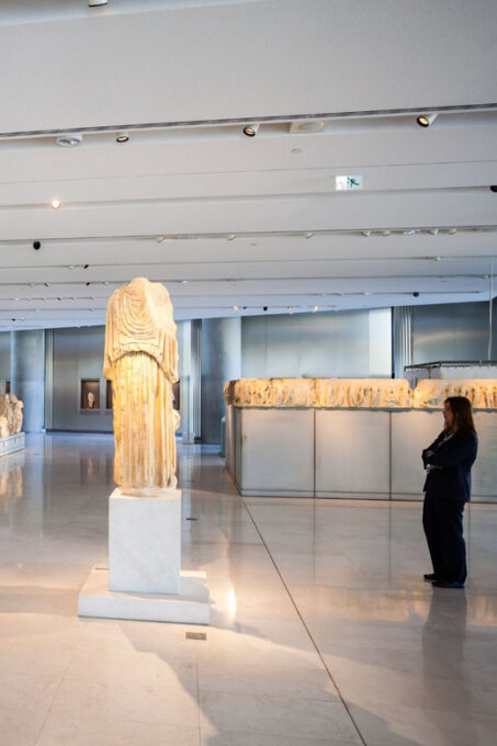 Athens: Acropolis Museum Guided Walking Tour in Spanish - Meeting Point and Accessibility
