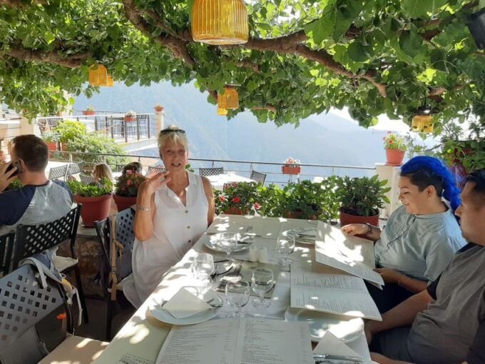 Athens: Delphi, Corycian Cave, and 300 Battlefield Day Trip - Lunch in Delphi