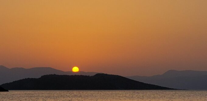 Athens: Riviera Catamaran Tour With Meal and Drinks - Exploring Hydrousa Island