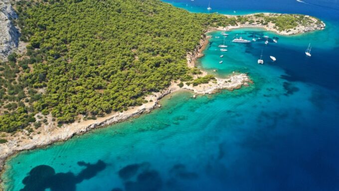 Athens: Swimming Cruise With Lunch, Wine & Live DJ on Board - Cuisine and Drink Offerings