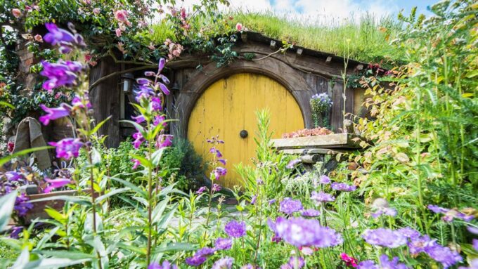 Auckland: Hobbiton and Rotorua With Te Puia Tour - Exploring Hobbiton Movie Set
