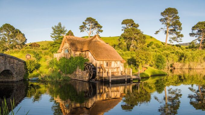 Auckland: Hobbiton Movie Set and Waitomo Small Group Tour - Customer Ratings and Feedback