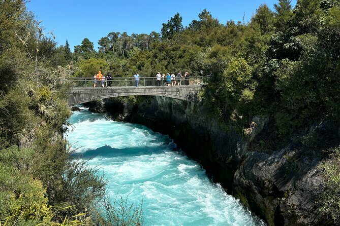 Auckland: Rotorua, Taupo, Waiotapu & Huka Falls Private Trip - Lake Taupo and Lunch Break