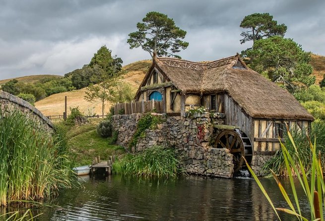 Auckland to Rotorua via Hobbiton Movie Set One-Way Private Tour - Key Points