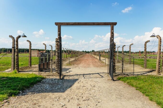 Auschwitz-Birkenau: Skip-the-Line Entry Ticket & Guided Tour - Break and Refreshments
