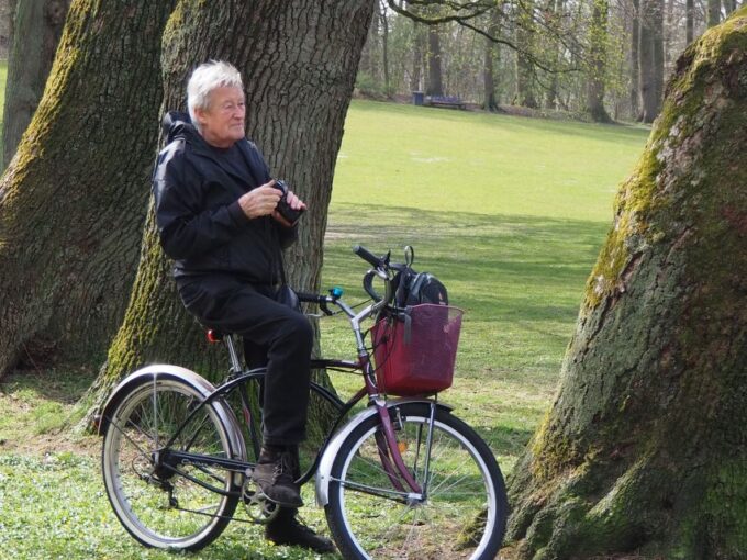 Aussenalster: Celebrities, Waterfronts, and Nature Cycle Tour - Striking City Views