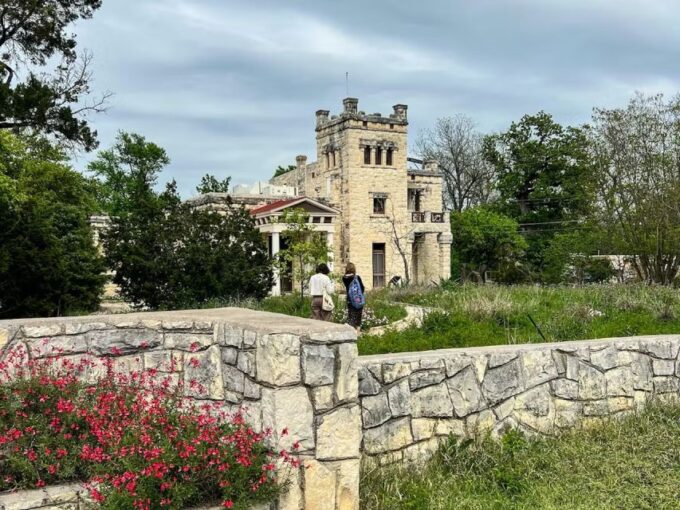 Austin: Arts + Architecture City Tour - Child Safety Seats
