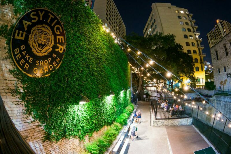 Austin: Live Music Crawl - Authenticity and Atmosphere