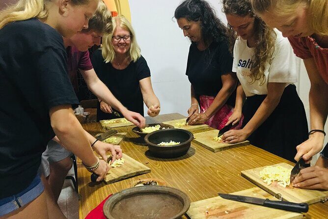 Authentic Sri Lankan Cooking Class in Kandy with Local Family - Key Points