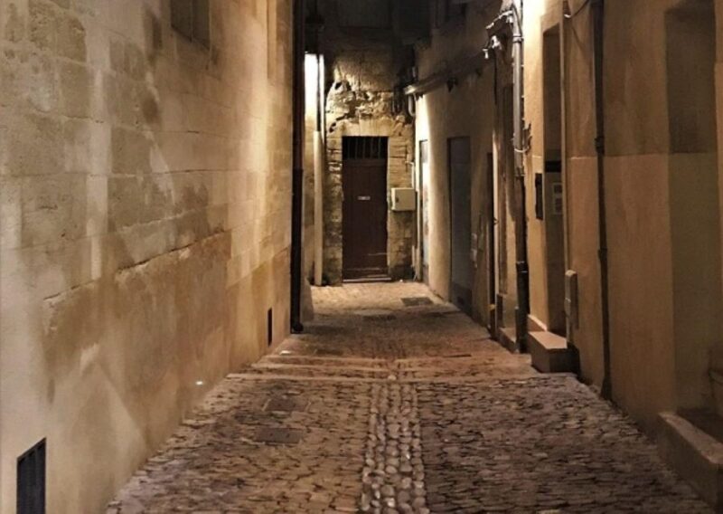 Avignon: The Night Amble Between Bourgeois and Christians - Uncovering Treasures in Alleyways