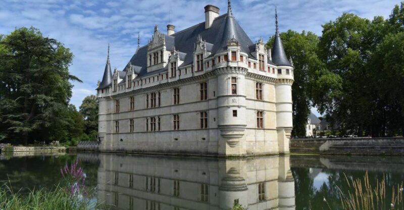 Azay-Le-Rideau Castle: Private Guided Tour With Ticket - Renaissance Architecture Highlights