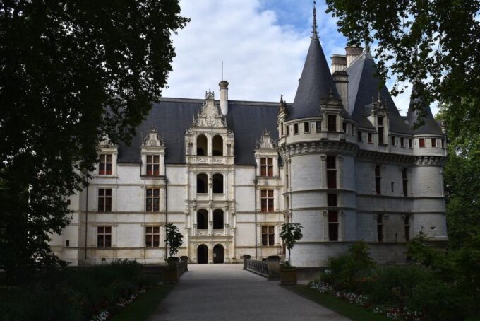 Azay-Le-Rideau Castle: Private Guided Tour With Ticket - Meeting the Private Tour Guide
