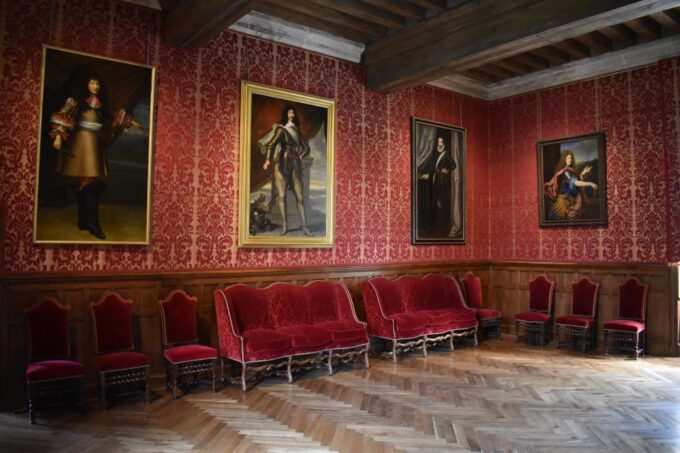 Azay-Le-Rideau Castle: Private Guided Tour With Ticket - Reservation and Cancellation Details