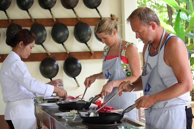 Baan Hongnual Cookery Session and Market Visit With Lunch - Market Visit and Ingredients