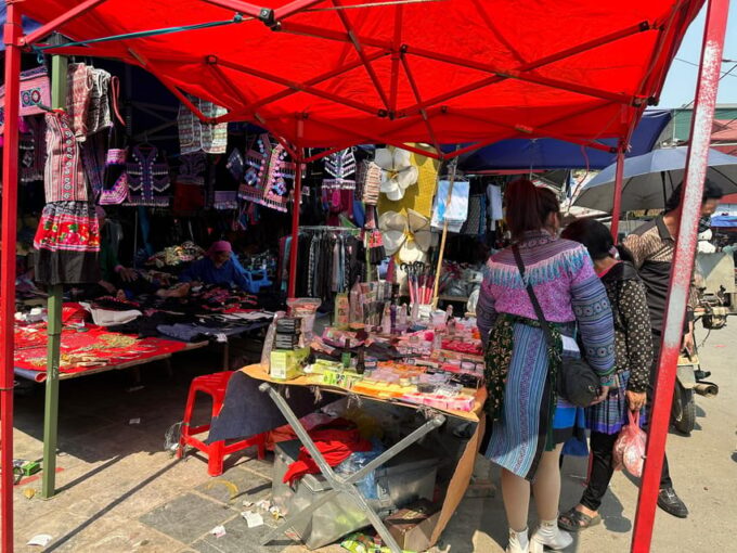 Bac Ha Sun Day Market Group Tour - Pickup and Transportation