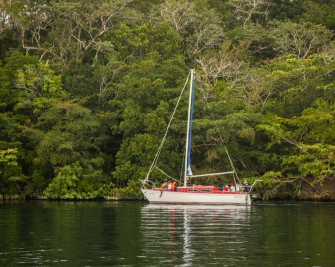 Bacalar: Private Sailing Trip With Guacamole and Drinks - Local Small Business Support
