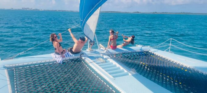 Bahamas: Swimming Pigs & Snorkeling Cruise With Lunch & Rum - Bahamian Cuisine and Drinks