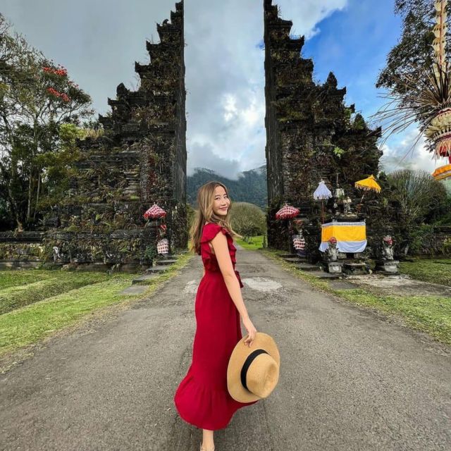 Bali : Full Day Ulundanu - Tanah Lot Tour - Admiring Handara Iconic Gate