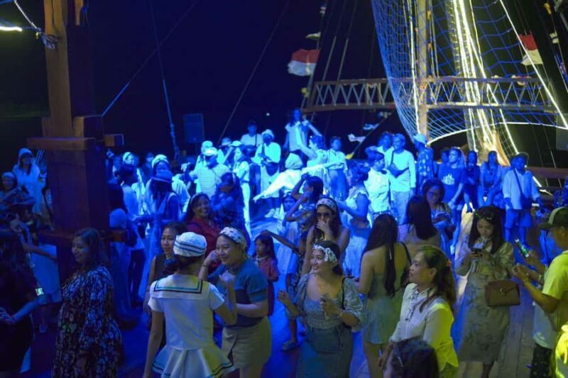 Bali: Phinisi Sunset Dinner Cruise with Entertainment - Key Points