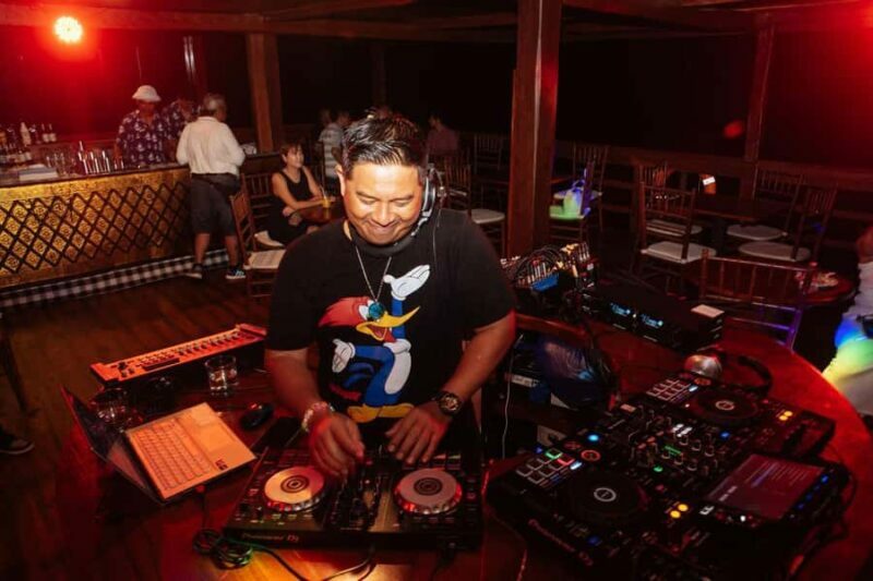 Bali: Phinisi Sunset Dinner Cruise with Entertainment - Who Should Consider This Tour?