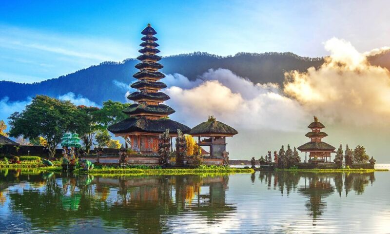 Bali: Secret Garden, Ulun Danu Temple and Waterfall Tour - Ulun Danu Beratan Temple